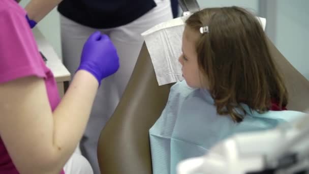 牙科诊所的儿童女孩 — 图库视频影像