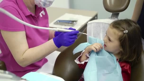 Kind meisje in tandheelkundige kliniek — Stockvideo