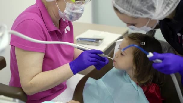 Menina na clínica odontológica — Vídeo de Stock