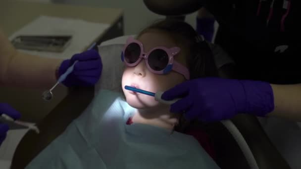 Παιδί κορίτσι σε οδοντιατρείο — Αρχείο Βίντεο