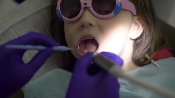 Kız çocuk diş Kliniği — Stok video