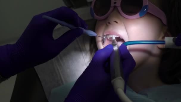 Barnflickan i tandvårdsklinik — Stockvideo