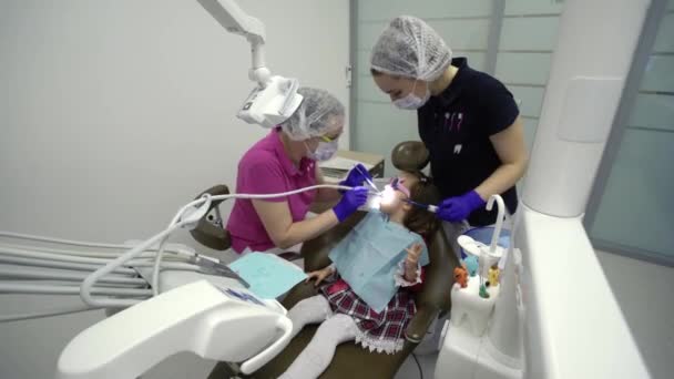 Dítě dívka v zubní klinice — Stock video