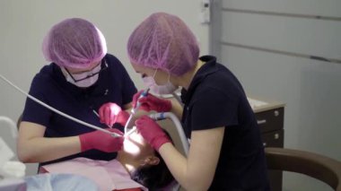 Diş hekimi doktor kadın hasta ile çalışma