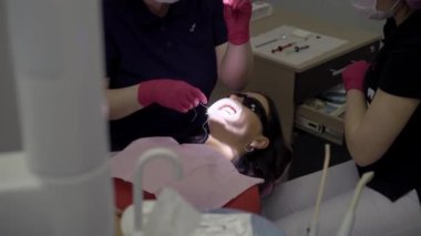 Diş hekimi doktor kadın hasta ile çalışma