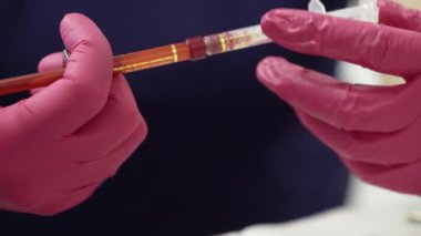 Saint-Petersburg, Rusya-21 Mart 2018: karıştırma beyazlatma dişler sistemi diş hekimi doktor