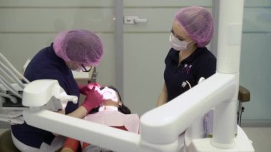 Diş hekimi doktor kadın hasta ile çalışma