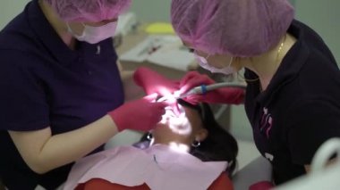 Diş hekimi doktor kadın hasta ile çalışma