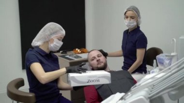 Saint-Petersburg, Rusya-21 Mart 2018: beyazlatma sistemi dentalchair hasta adam için birlikte diş hekimi açılış kutusu