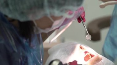 Diş hekimi diş hasta için temizlik yapma