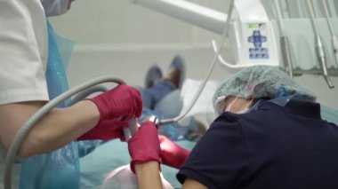 Diş hekimi diş hasta için temizlik yapma