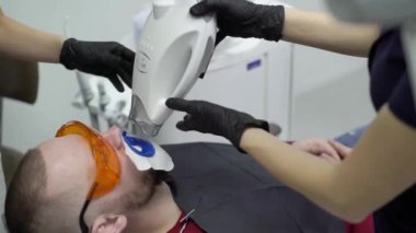 Saint-Petersburg, Rusya-21 Mart 2018: hasta için diş beyazlatma diş hekimi