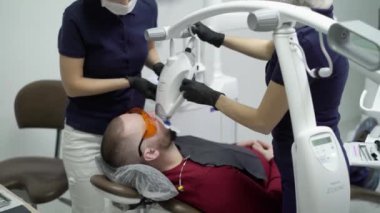 Saint-Petersburg, Rusya-21 Mart 2018: hasta için diş beyazlatma diş hekimi