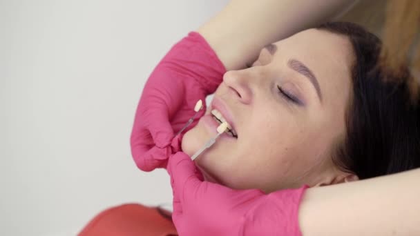 Woman patient checking teeth color before whitening — Stock Video