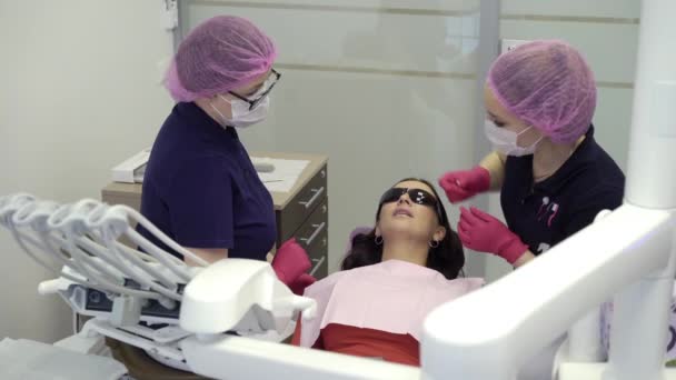 Врач-дантист работает с пациенткой — стоковое видео