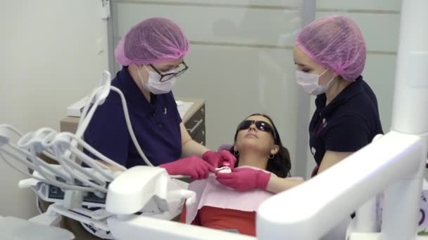 Médico dentista que trabaja con paciente mujer — Vídeo de stock