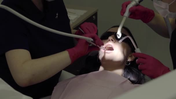 Médico dentista que trabaja con paciente mujer — Vídeo de stock