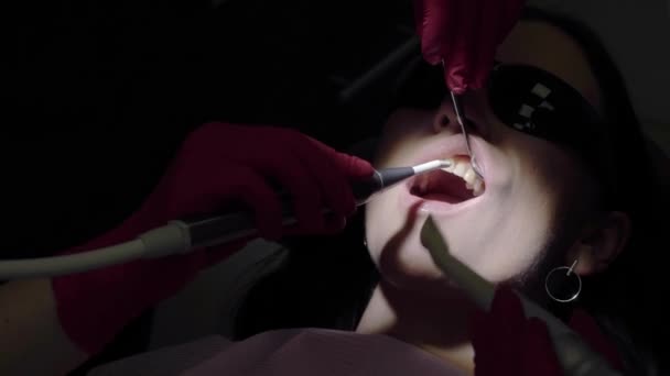 Врач-дантист работает с пациенткой — стоковое видео