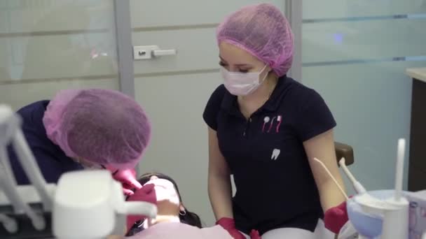 Médico dentista que trabaja con paciente mujer — Vídeos de Stock