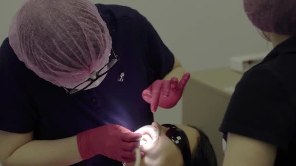Dentist doctor doing teeth whitening for woman patient — Stock Video