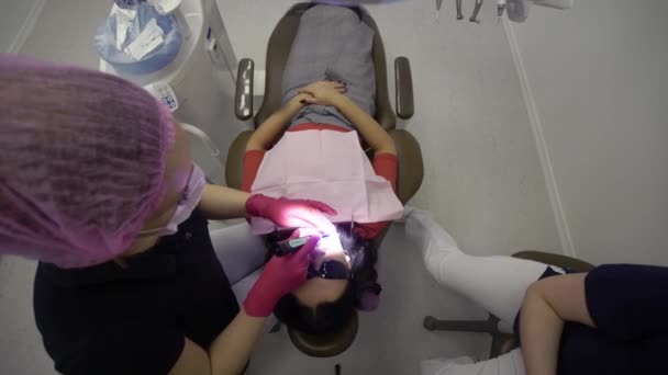 Tandläkare-läkare som arbetar med kvinnlig patient — Stockvideo