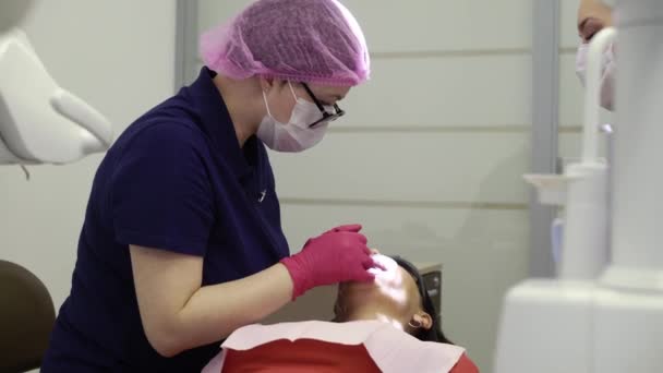Lekarz dentysta, praca z pacjentem Kobieta — Wideo stockowe