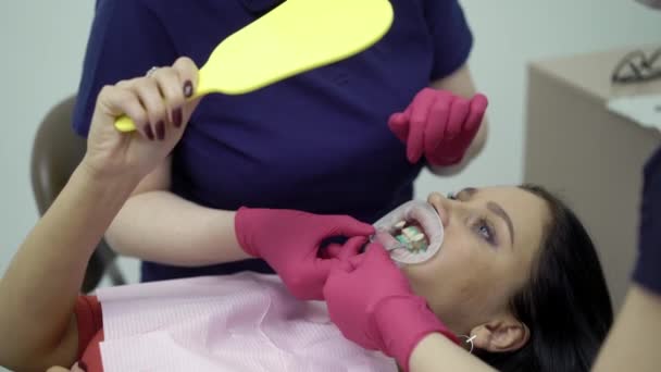 Paziente in clinica dentale che si guarda allo specchio — Video Stock