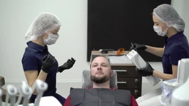 SAINT-PETERSBURG, RUSSIE - 21 MARS 2018 : Boîte d'ouverture pour dentiste avec système de blanchiment pour homme patient en fauteuil dentaire — Video