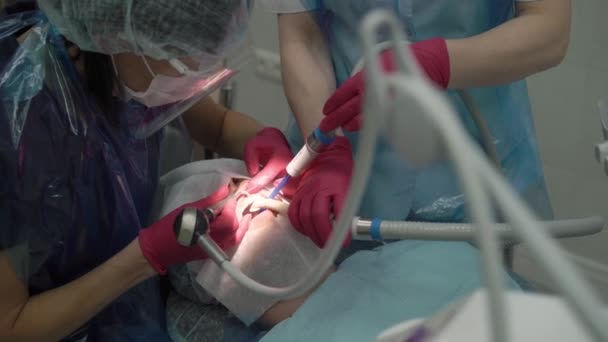 Diş hekimi diş hasta için temizlik yapma — Stok video
