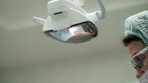 Médecin dentiste et lampe dentaire — Video