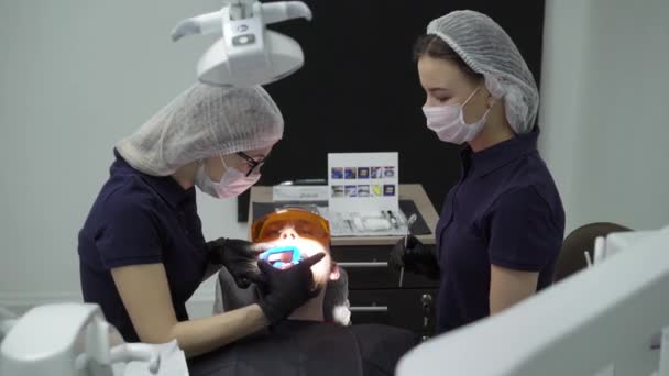 Dentista blanqueamiento de dientes para el paciente — Vídeos de Stock