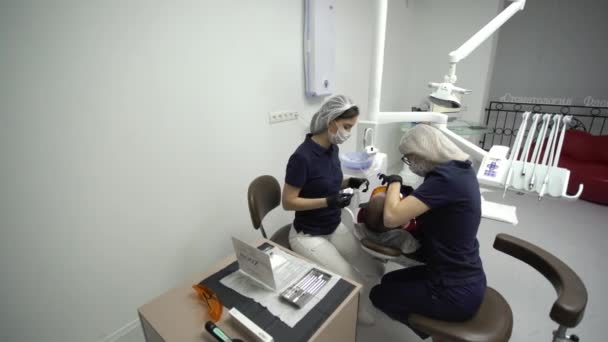 SAINT-PETERSBURG, RUSSIE - 21 MARS 2018 : Dentiste blanchissant les dents pour le patient — Video