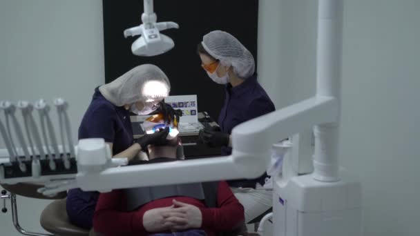 Dentista sbiancamento dei denti per il paziente — Video Stock