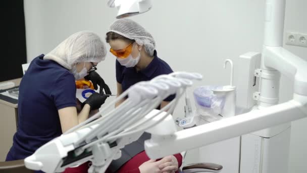 Dentiste blanchiment des dents pour le patient — Video