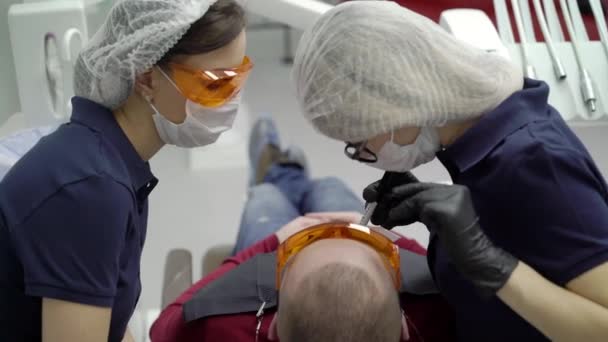 Dentiste blanchiment des dents pour le patient — Video