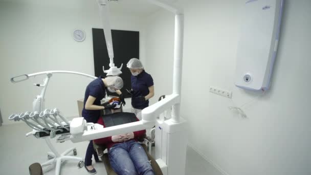 Tandarts whitening tanden voor patiënt — Stockvideo