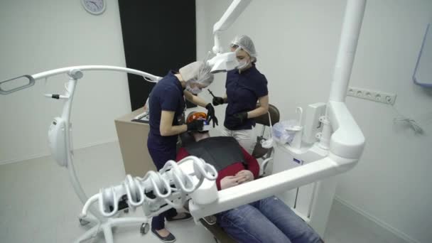 Dentista clareamento dos dentes para o paciente — Vídeo de Stock