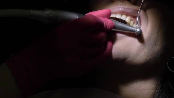 Стоматолог делает чистку зубов для пациента — стоковое видео