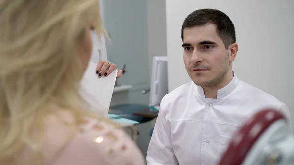 Diş hekimi Doktor hastaya konsültasyon ile