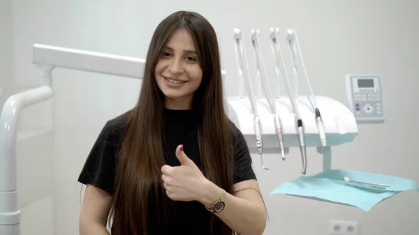 Diş Kliniği başparmak hastada