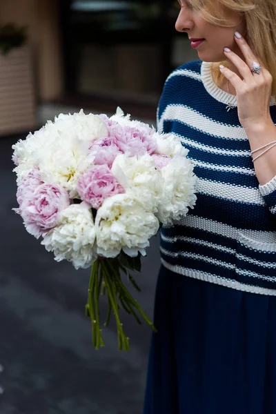 Peonies kokulu mavi elbiseli sarışın genç kadın