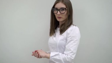 Doktor beyaz arka plan poz