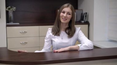 Resepsiyon poz adlı genç kadın