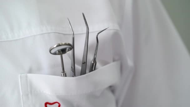 Tandarts arts nemen tandheelkundige instrumenten — Stockvideo