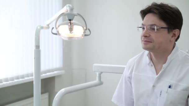 Medico dentista in clinica dentistica — Video Stock