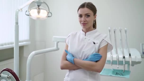 Tandläkare läkare i tandvårdsklinik — Stockvideo