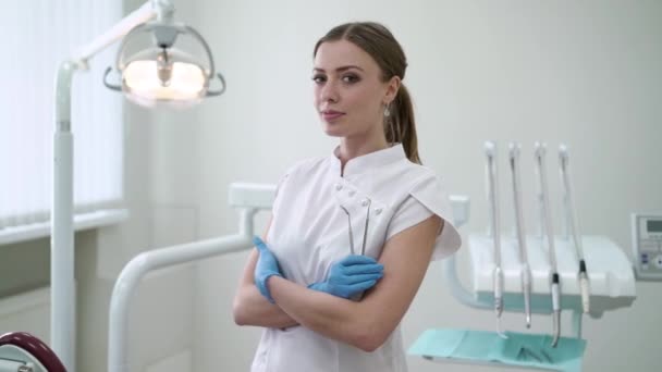 Dokter gigi di klinik gigi — Stok Video