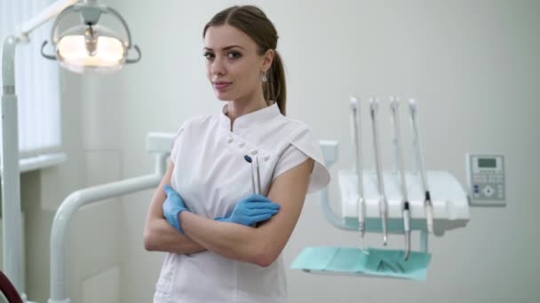 Зубной врач в стоматологической клинике — стоковое видео