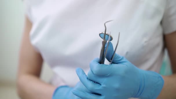 Diş hekimi doktor araçları elinde tutan — Stok video