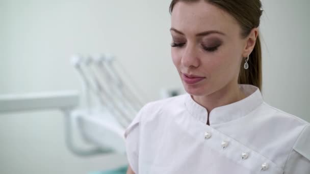 Médico dentista en clínica dental se puso mascarilla facial — Vídeos de Stock